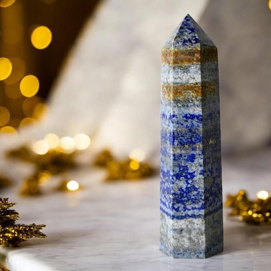 Lapislazuli Obelisk – mystischer Edelstein für innere Ruhe und Inspiration