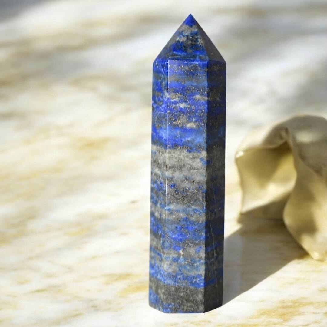Lapislazuli Obelisk – kraftvoller Kristall mit königlichen Blauton
