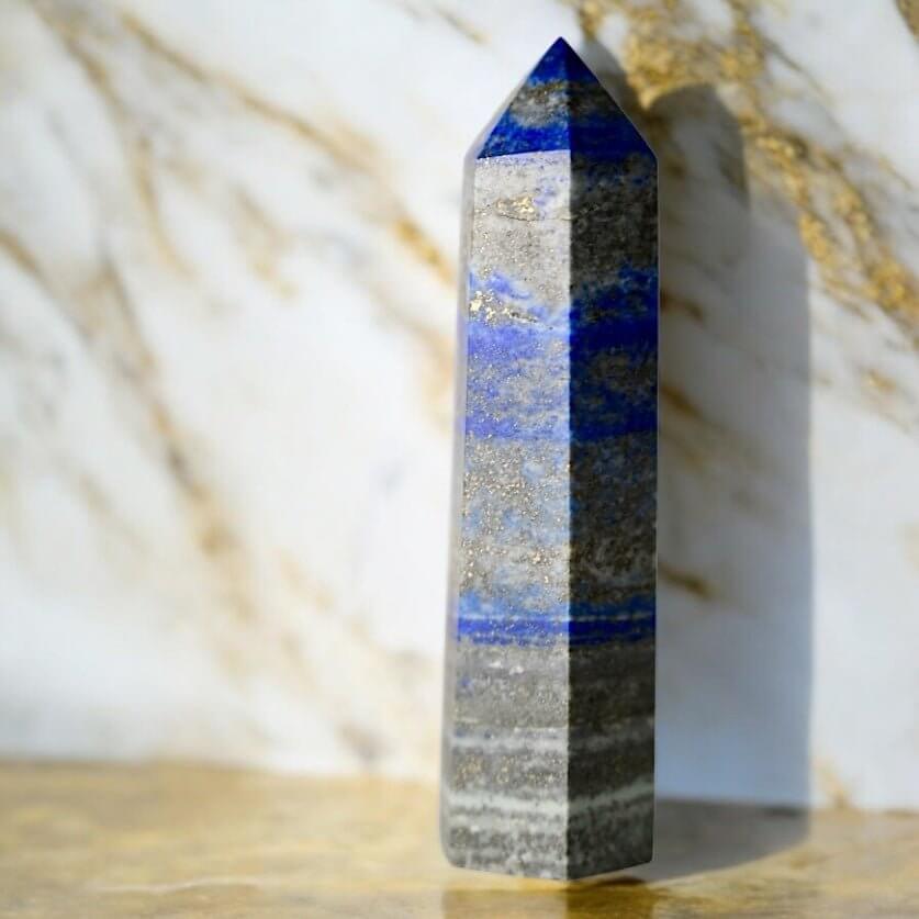 Lapislazuli Obelisk – tiefblauer Kristall für Klarheit und Fokus