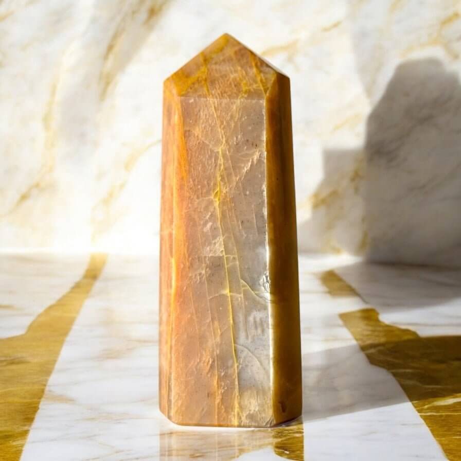 Oranger Mondstein Obelisk – beruhigend und inspirierend zugleich