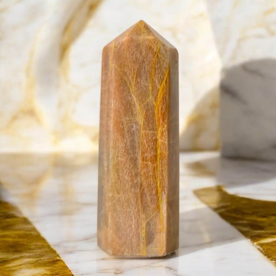 Oranger Mondstein Obelisk – beruhigend und inspirierend zugleich