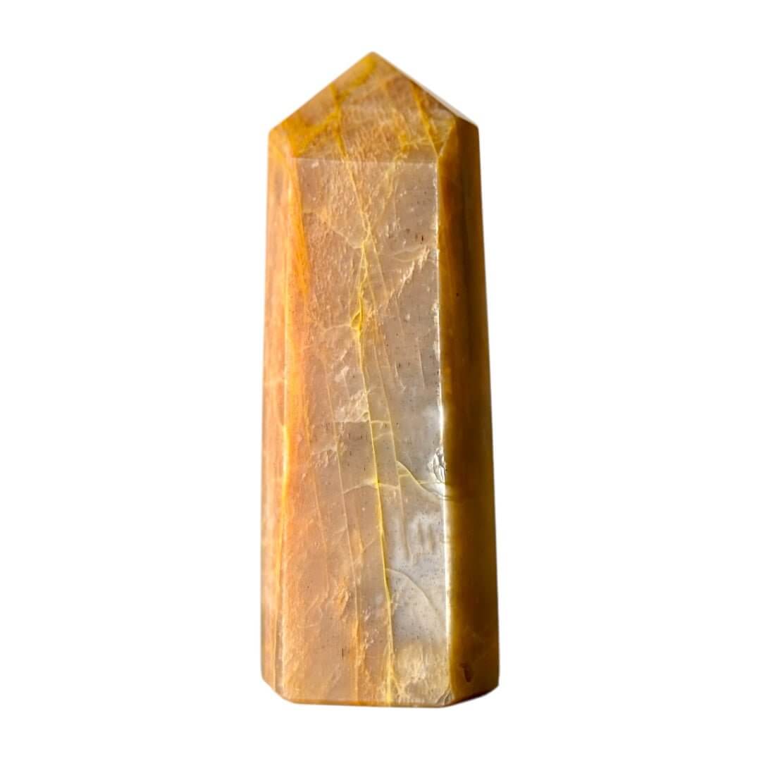 Oranger Mondstein Obelisk – beruhigend und inspirierend zugleich
