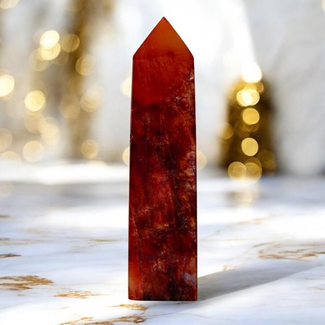 Roter Mondstein Obelisk – warmes Leuchten für Intuition und Leidenschaft