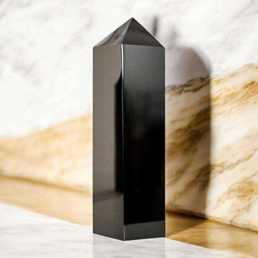 Großer Obsidian-Obelisk – kraftvoller Schutzstein für Klarheit, Stabilität und innere Stärke