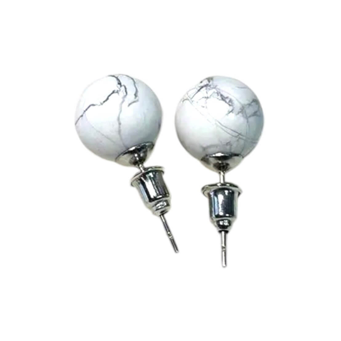 Goldene Ohrstecker mit eleganter Howlit-Kugel – harmonisches Design für zeitlose Eleganz