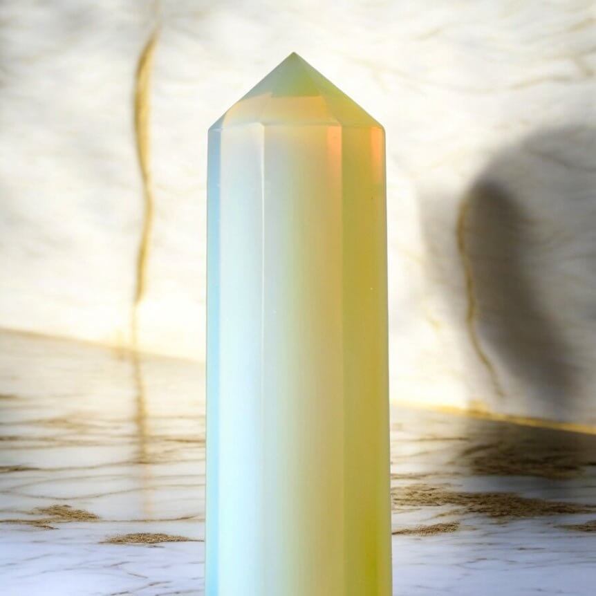 Opalit Obelisk - Schimmernde Faszination