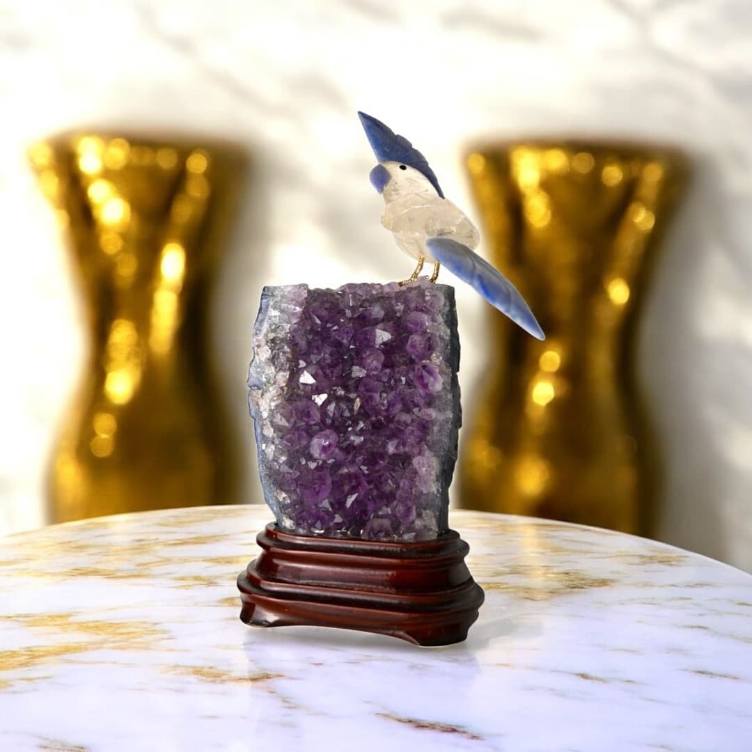 Amethystdruse mit Bergkristallvogel