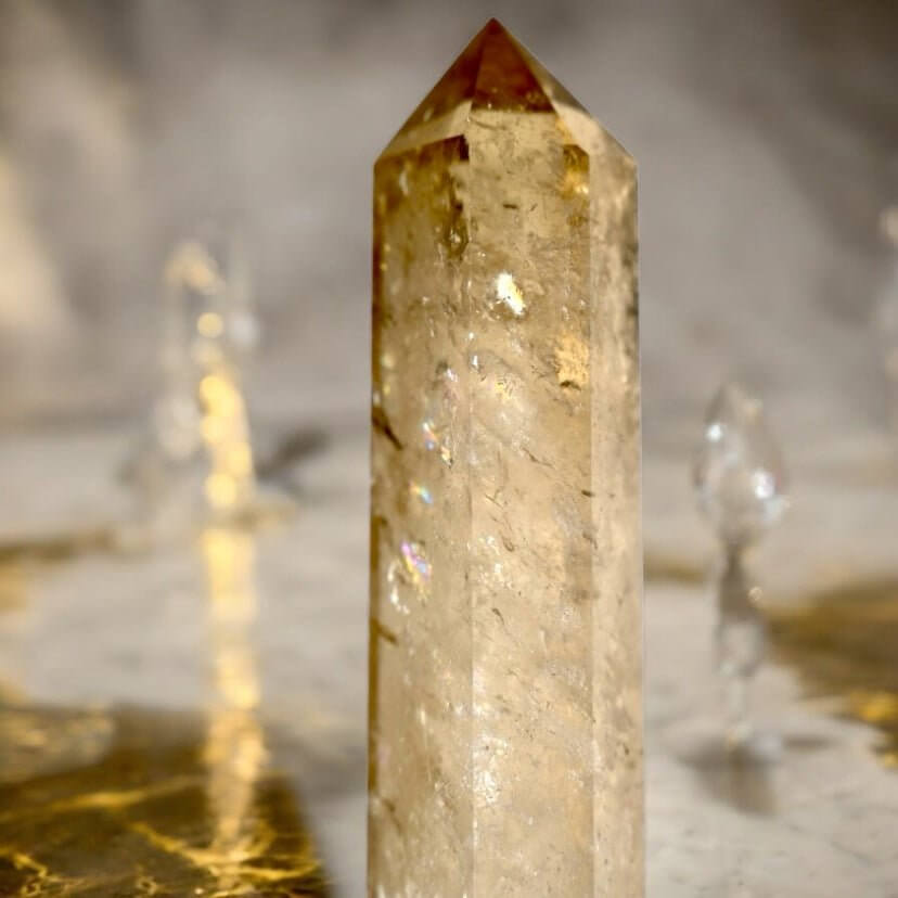 Großer Rauchquarz-Obelisk – elegantes Edelsteinjuwel, das Ruhe, Stabilität und Balance schenkt