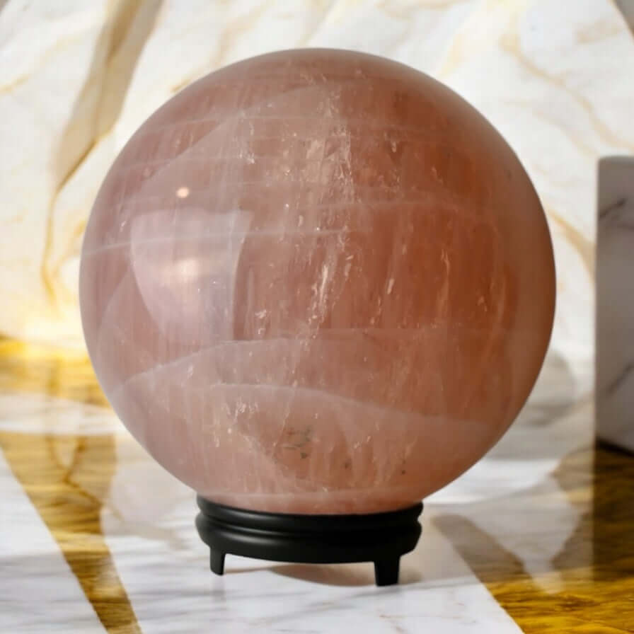 Riesige Rosenquarz-Kugel – beeindruckendes Symbol für Liebe, Selbstfürsorge und positive Energie