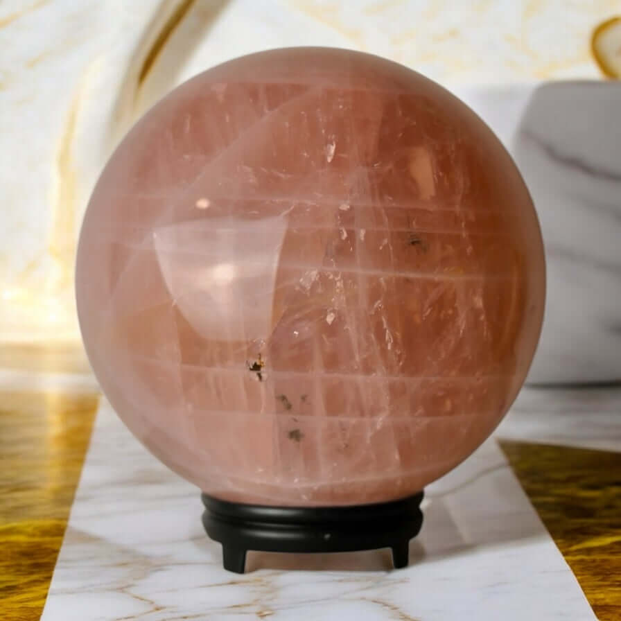 Riesige Rosenquarz-Kugel – beeindruckendes Symbol für Liebe, Selbstfürsorge und positive Energie