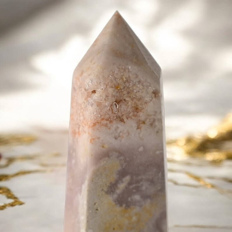 Rosa Amethyst Obelisk - Kraftvolles Highlight in sanften Tönen