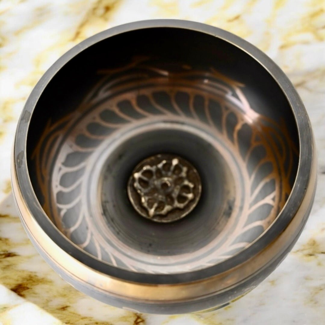 Braune Klangschale mit schwarzem Kissen - CrystalScents