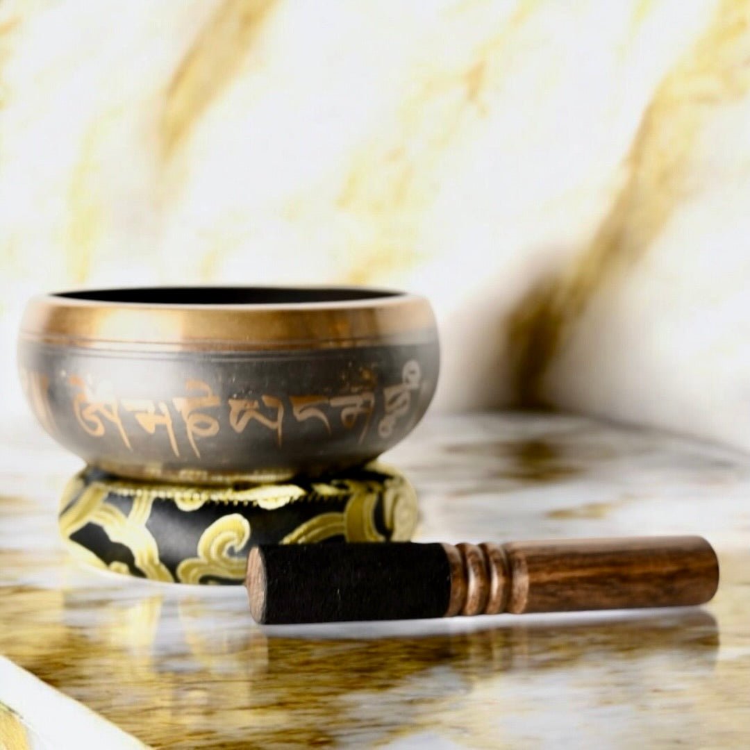 Braune Klangschale mit schwarzem Kissen - CrystalScents
