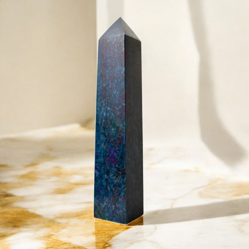 Cyanit Obelisk - CrystalScents