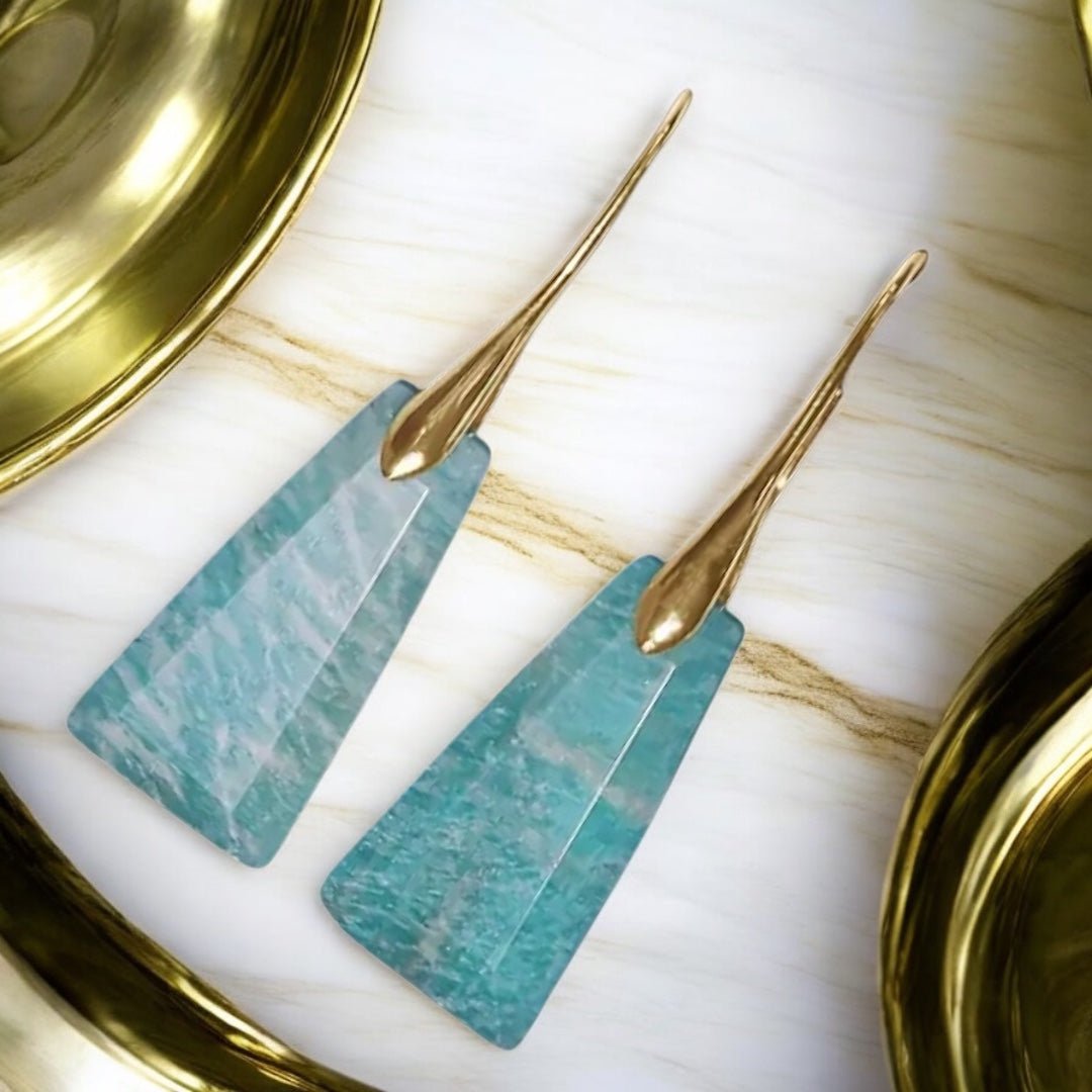 Elegante goldene Ohrringe mit geschliffenem Amazonit - CrystalScents