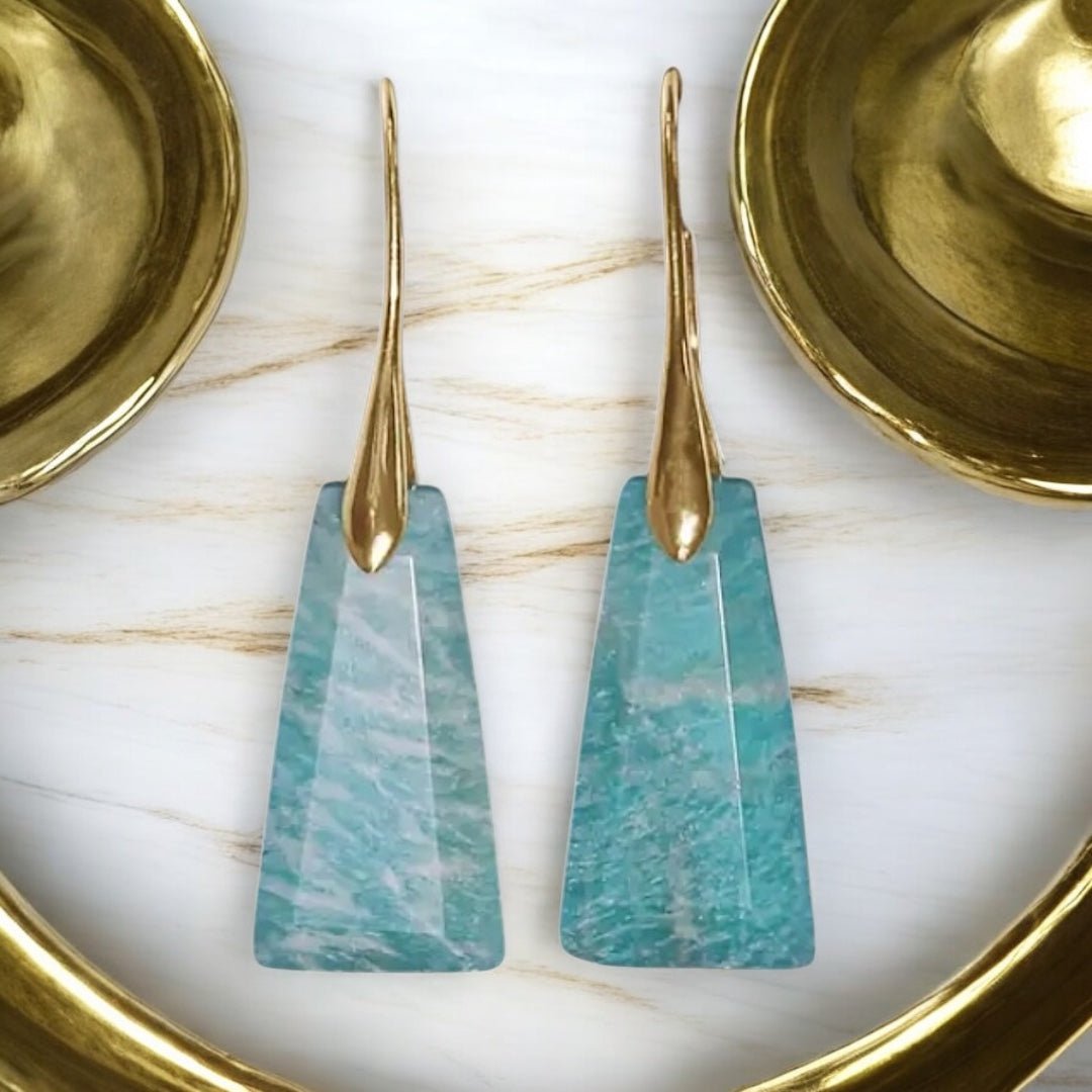 Elegante goldene Ohrringe mit geschliffenem Amazonit - CrystalScents