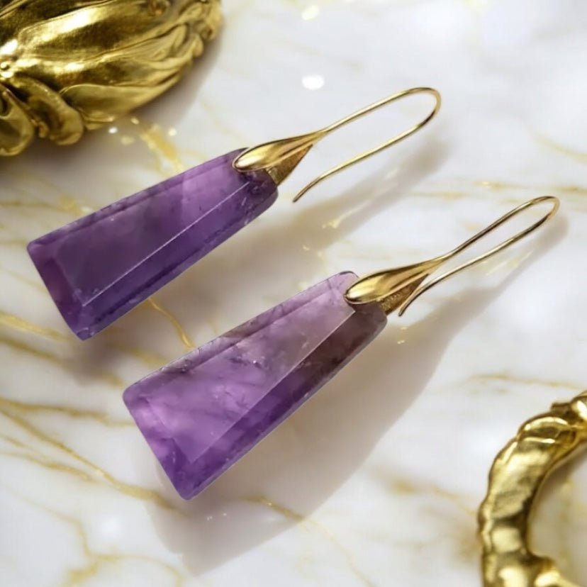 Elegante goldene Ohrringe mit geschliffenem Amethyst - CrystalScents
