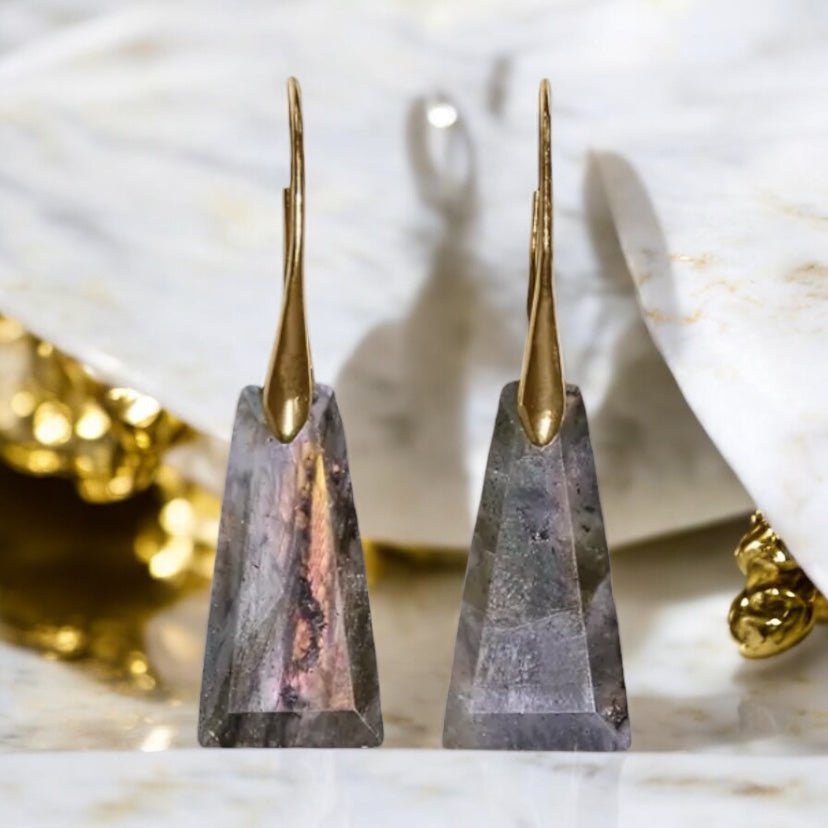 Elegante goldene Ohrringe mit geschliffenem Labradorit - CrystalScents