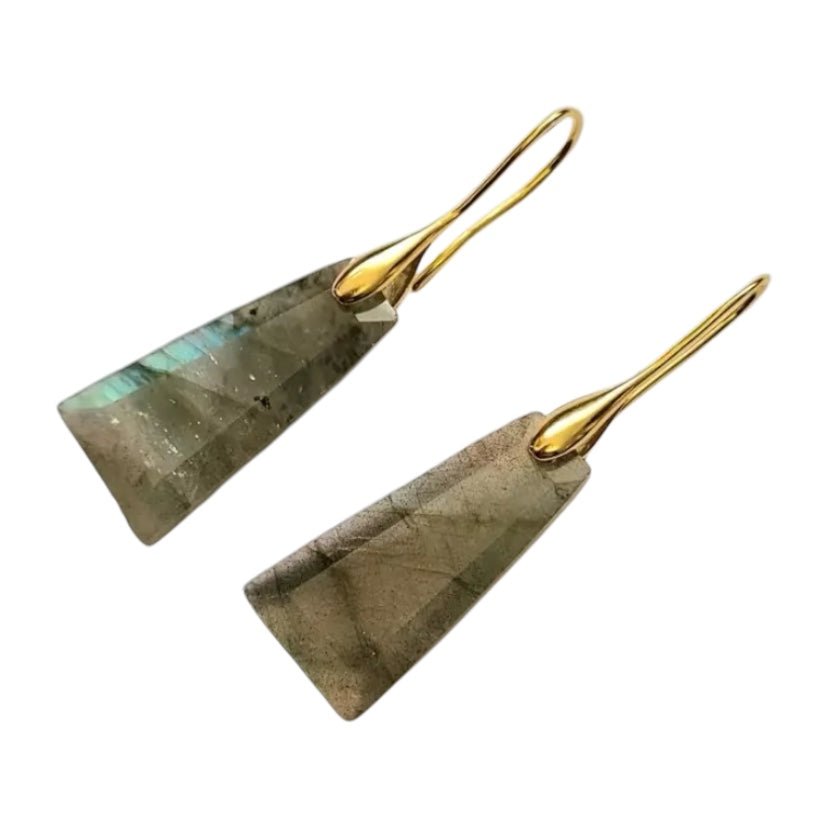 Elegante goldene Ohrringe mit geschliffenem Labradorit - CrystalScents