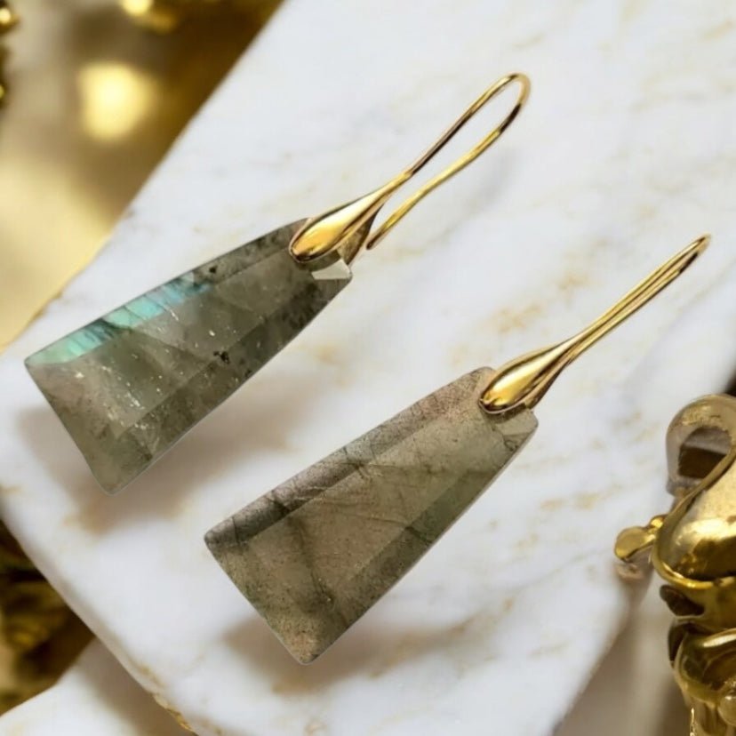Elegante goldene Ohrringe mit geschliffenem Labradorit - CrystalScents