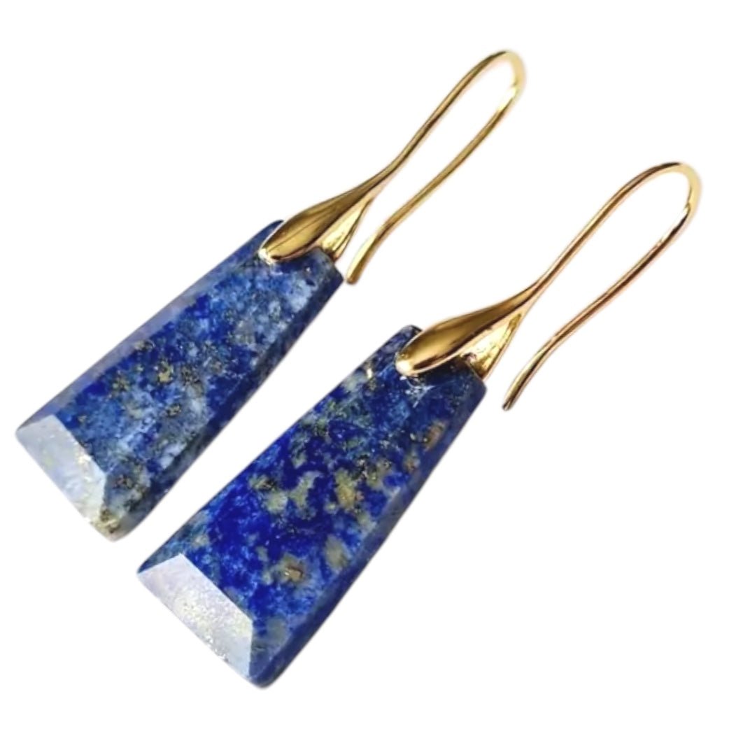 Elegante goldene Ohrringe mit geschloffenem Lapislazuli - CrystalScents