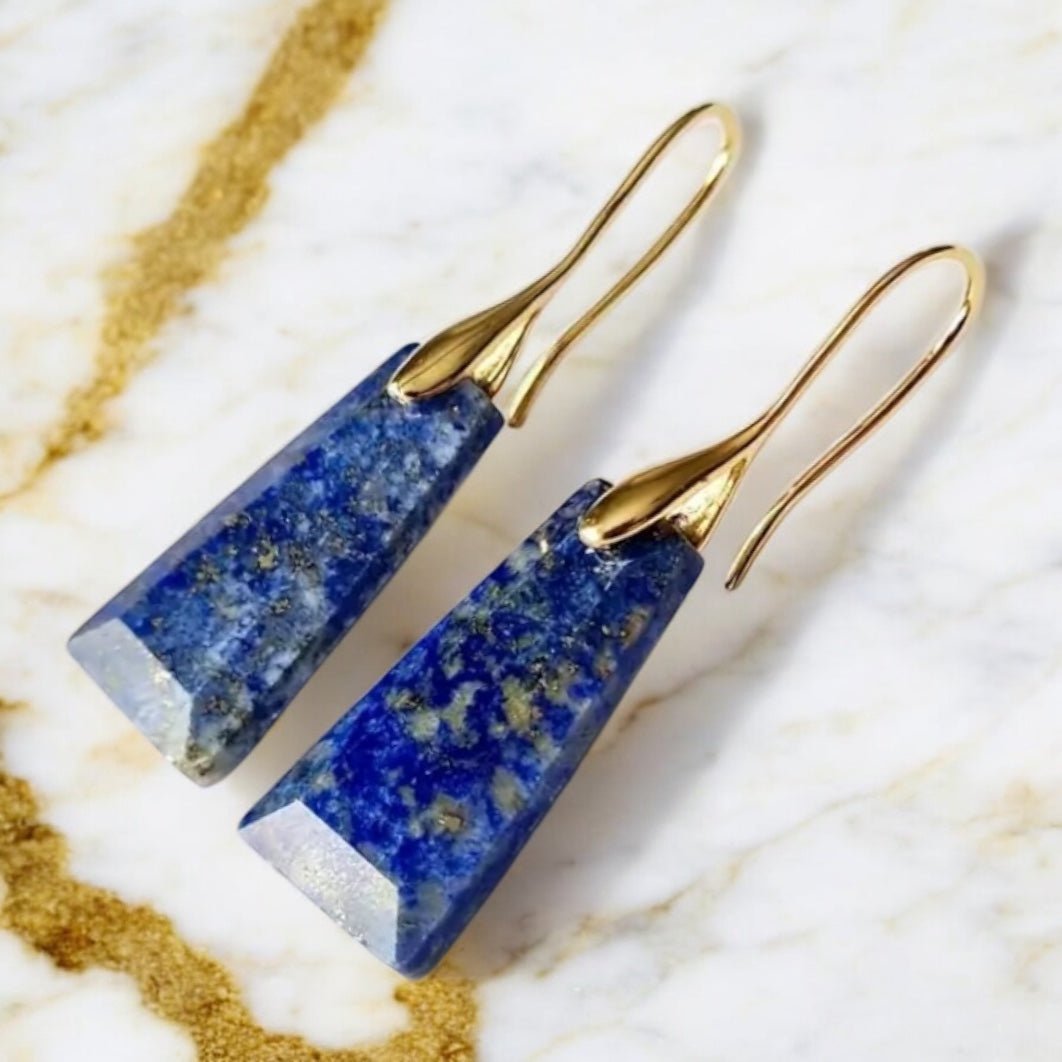 Elegante goldene Ohrringe mit geschloffenem Lapislazuli - CrystalScents