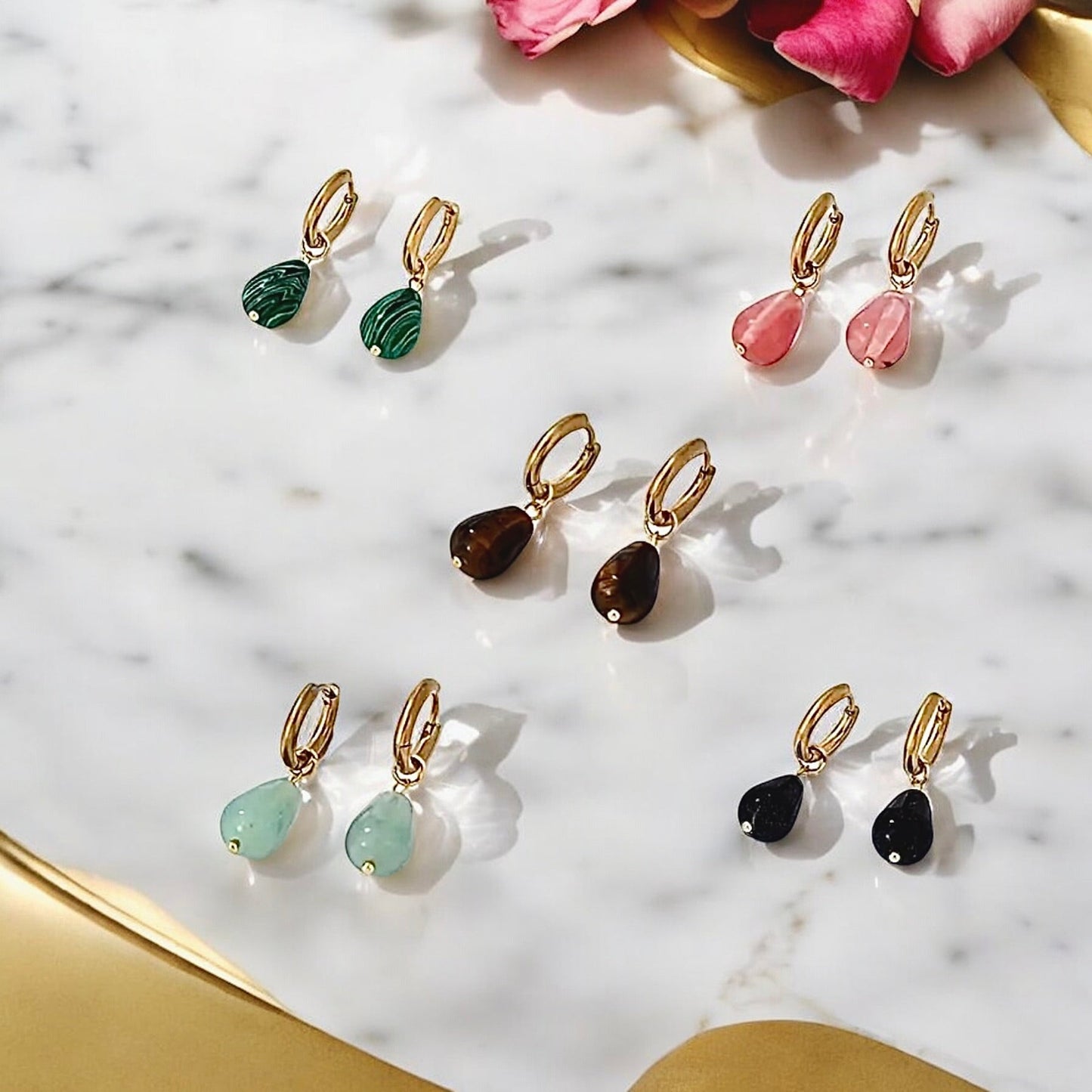 Elegante goldene Ohrringe mit tropfenförmigem Bergkristall - CrystalScents