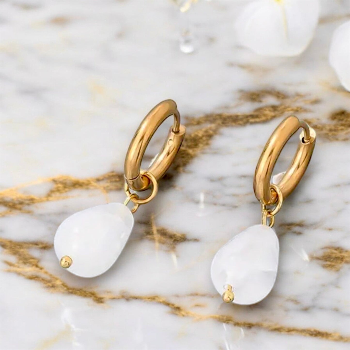 Elegante goldene Ohrringe mit tropfenförmigem Bergkristall - CrystalScents