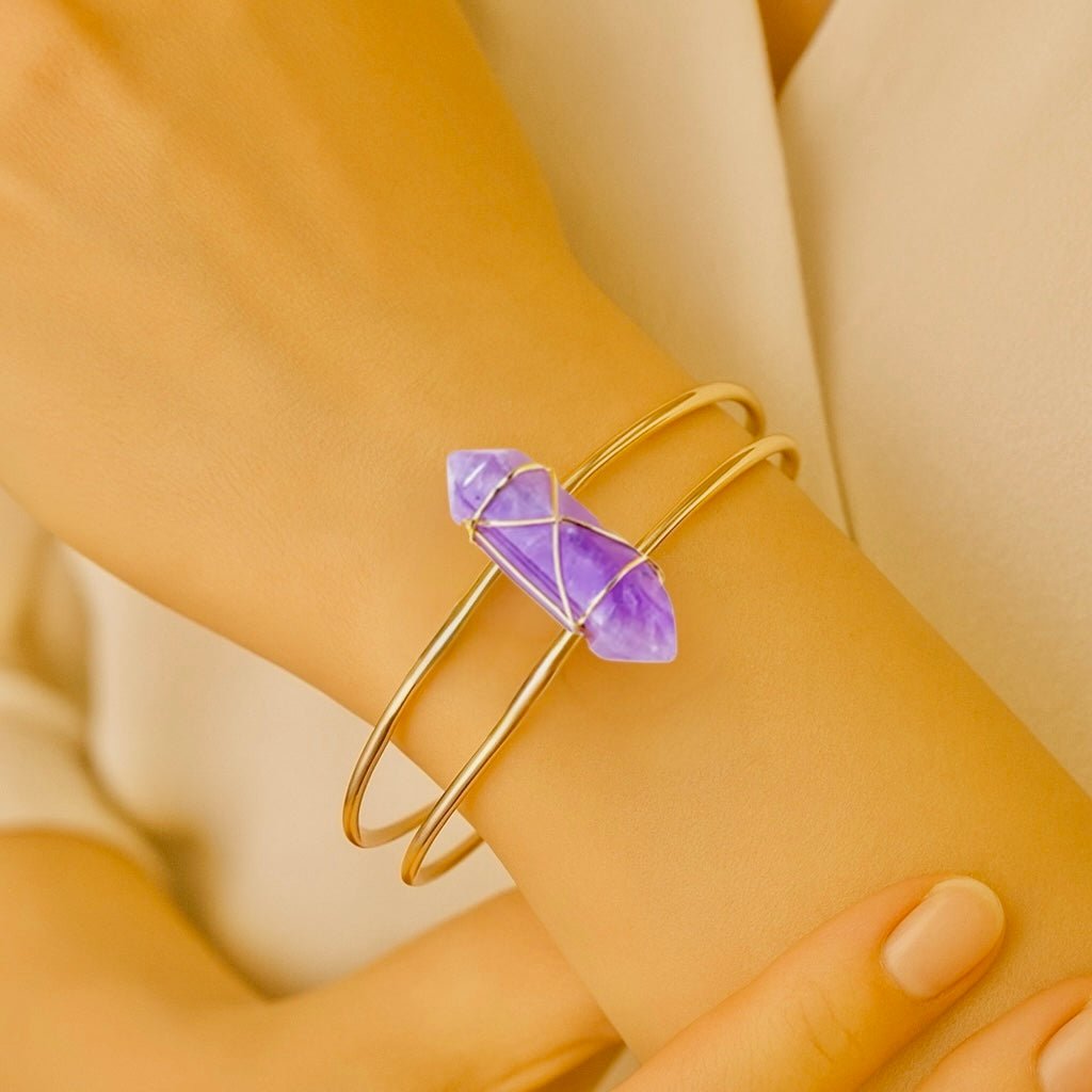 Eleganter goldener Armreif mit Amethyst - Doppelender - CrystalScents