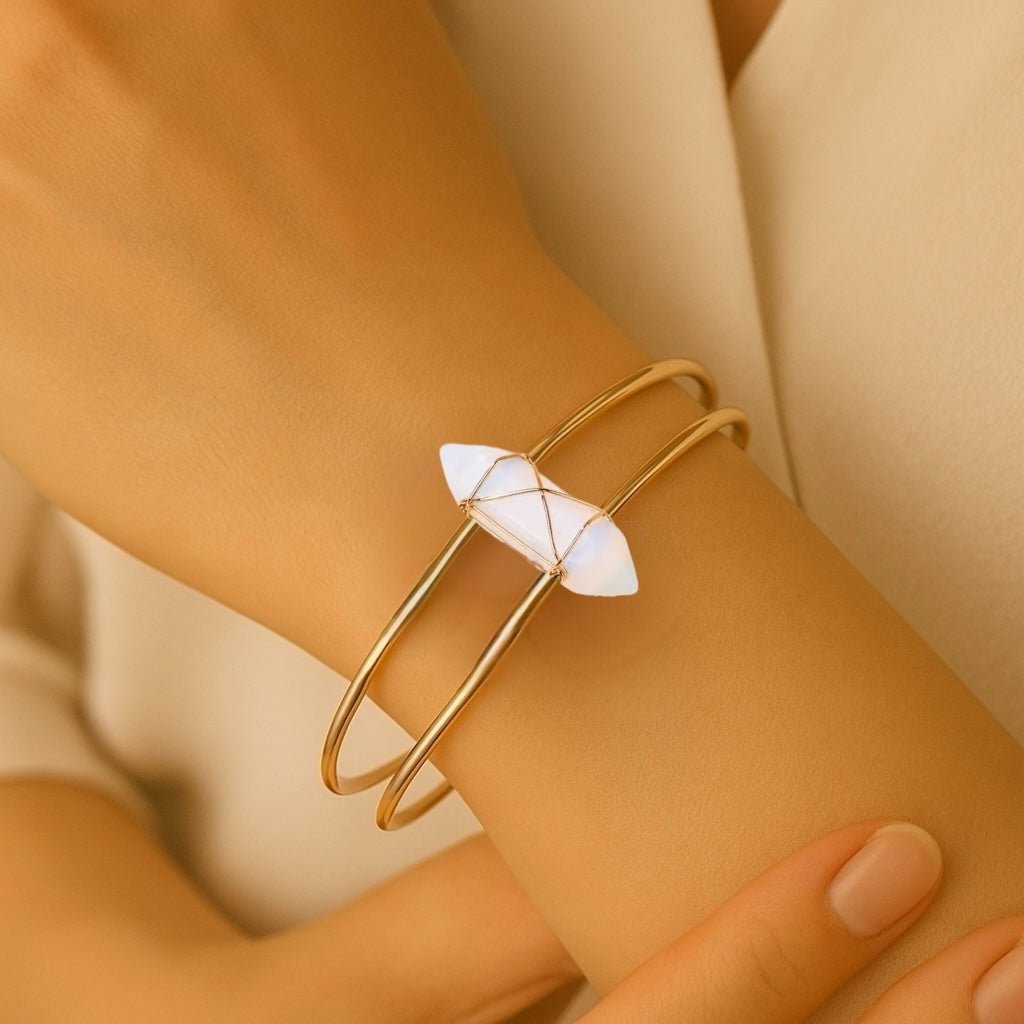 Eleganter goldener Armreif mit Opalit - Doppelender - CrystalScents