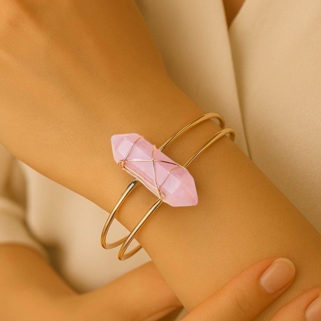 Eleganter goldener Armreif mit Rosenquarz - Doppelender - CrystalScents