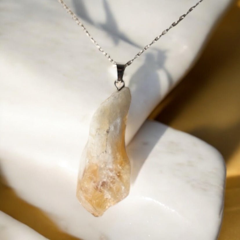 Feine silberne Kette mit Citrin - Rohstein - CrystalScents