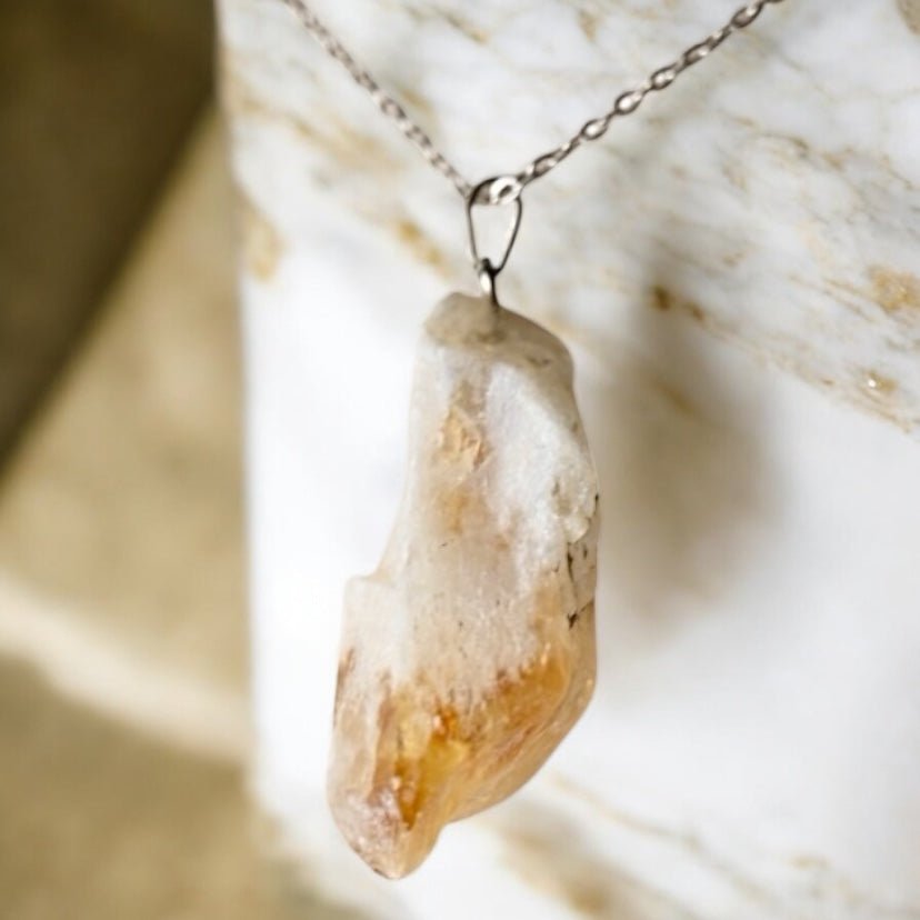 Feine silberne Kette mit Citrin - Rohstein - CrystalScents