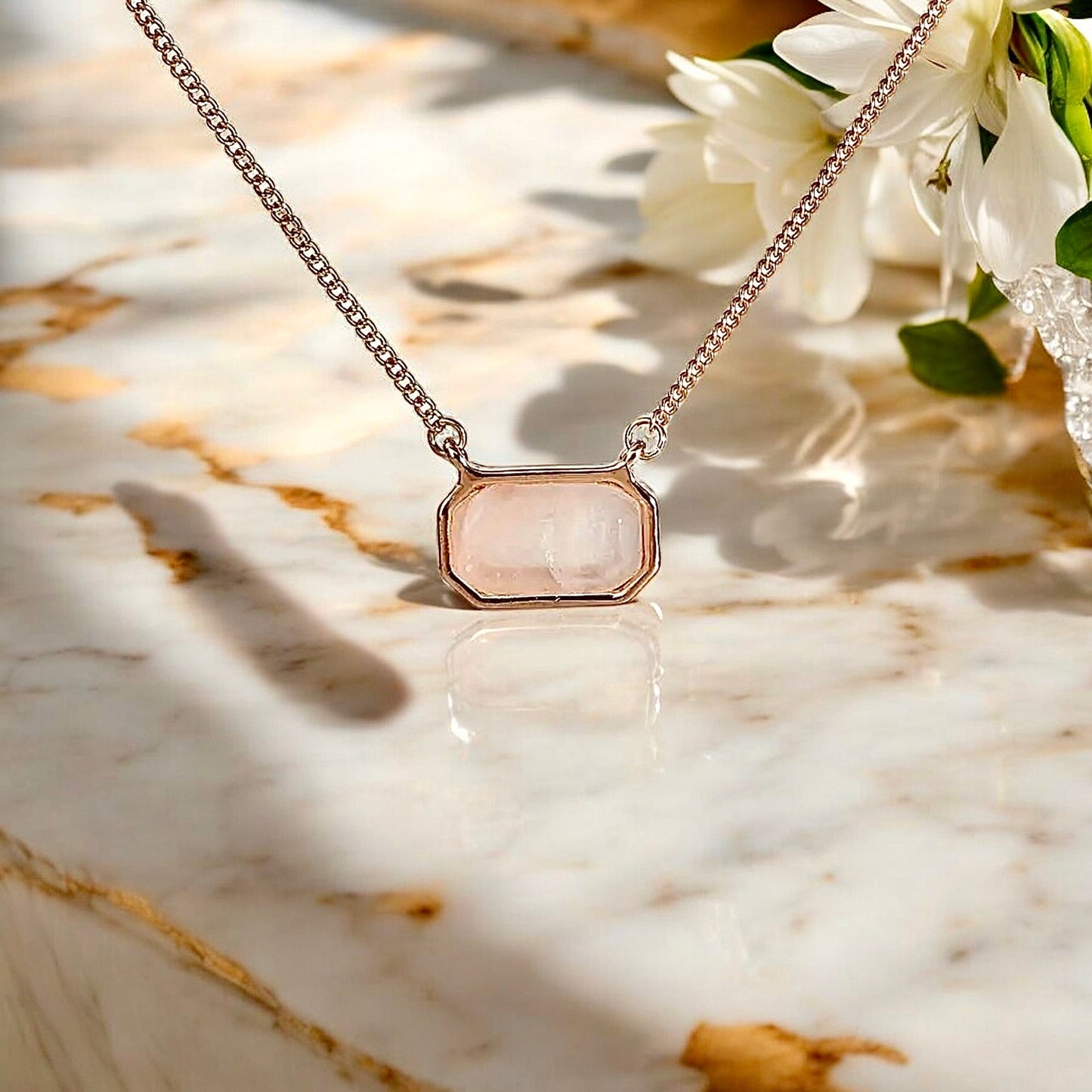 Goldene Halskette mit Edelstein Rosenquarz - CrystalScents