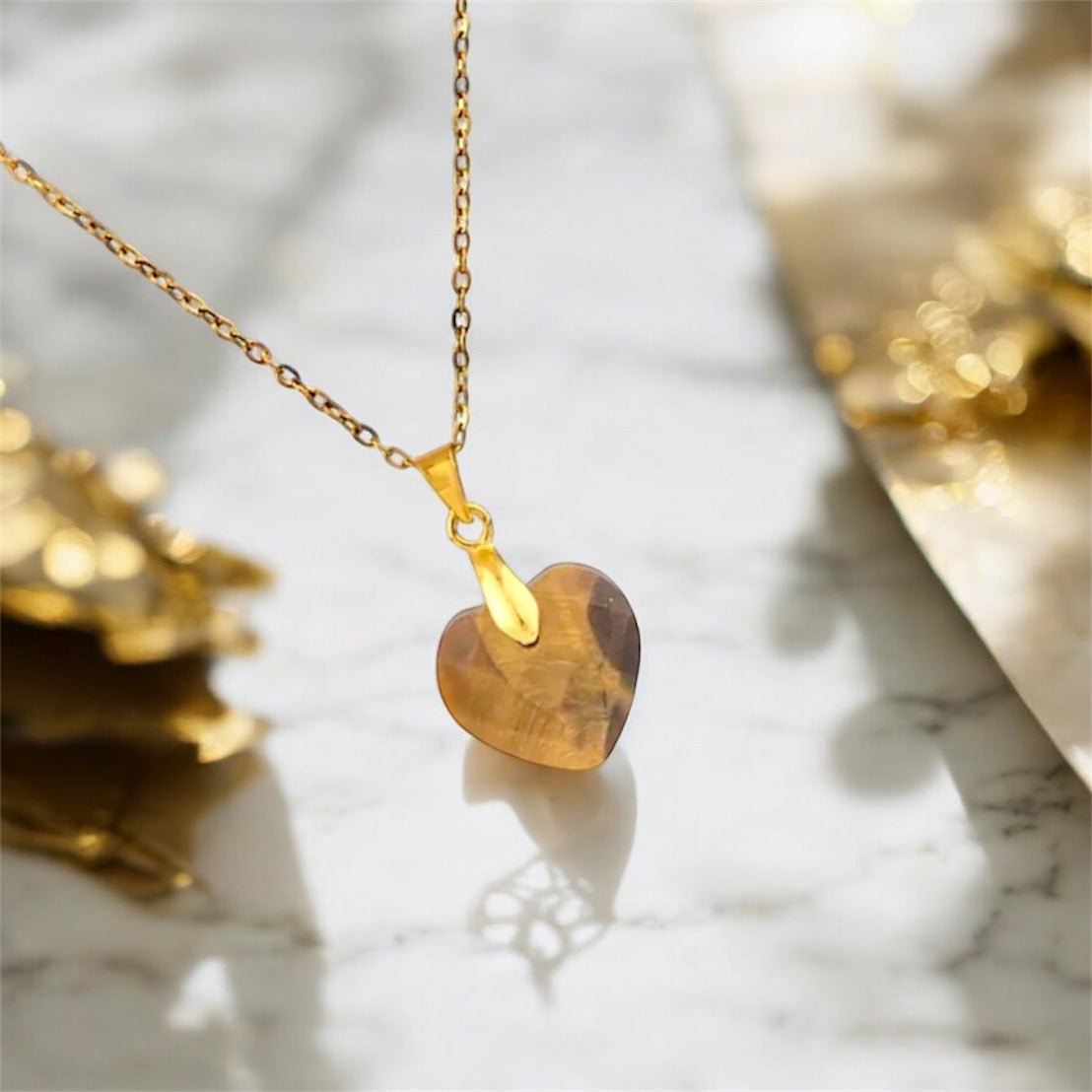 Goldene Halskette mit Edelsteinherz - Anhänger; Tigerauge - CrystalScents