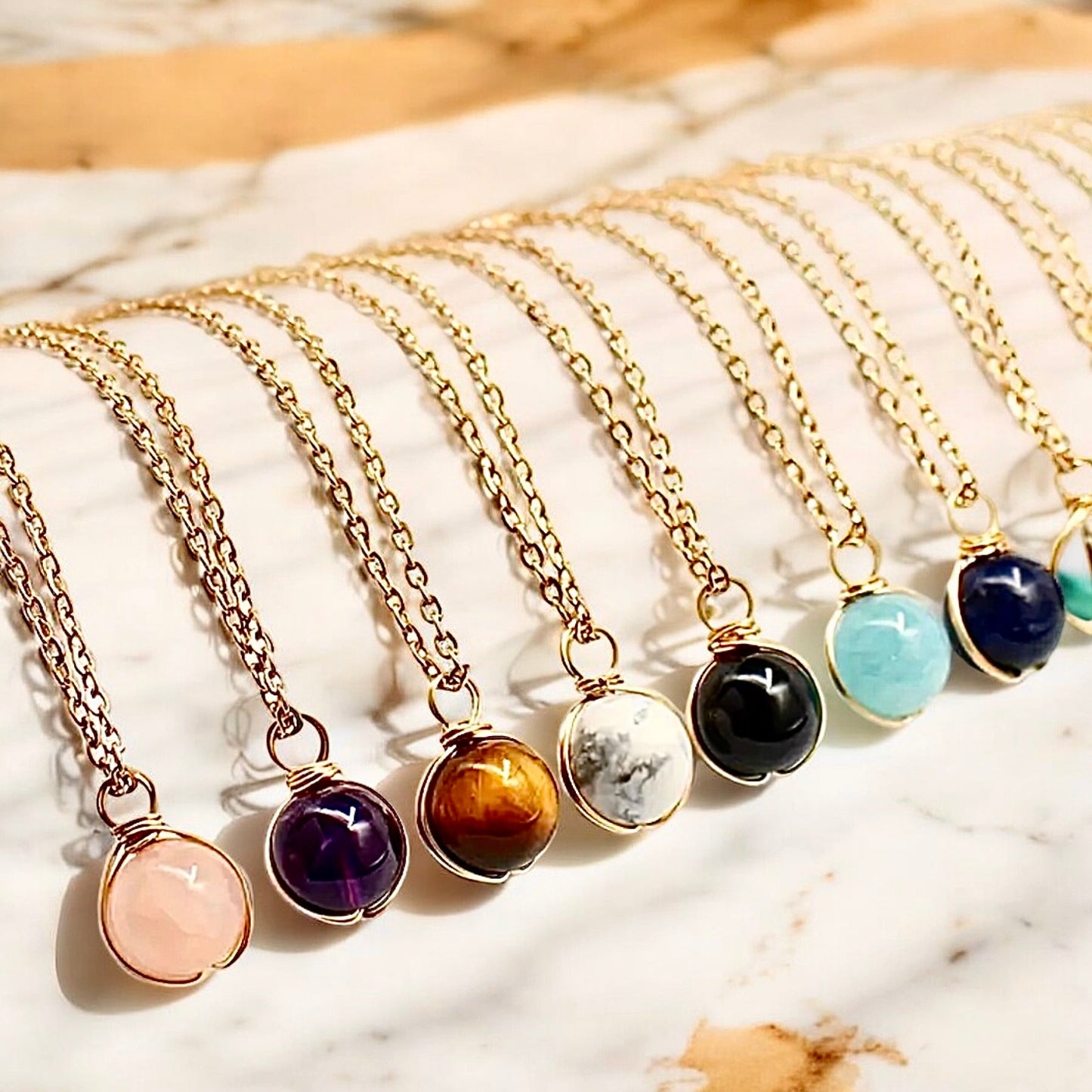 Goldene Halskette mit Edelsteinkugel - Anhänger; schwarzer Achat - CrystalScents