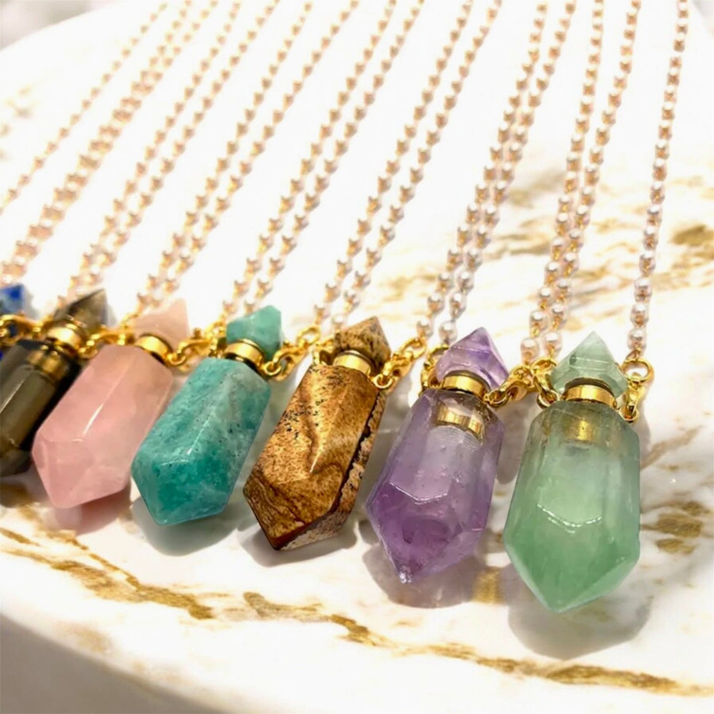Goldene Halskette mit Parfümfläschchen aus Aventurin - CrystalScents