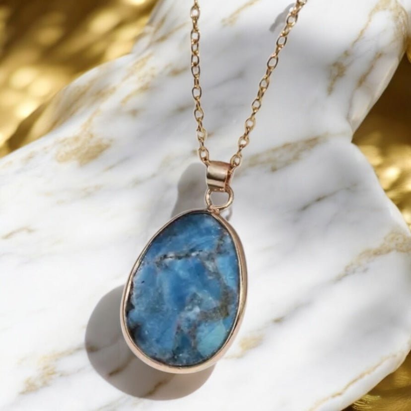 Goldene Kette mit facettiertem Sodalit - Anhänger - CrystalScents