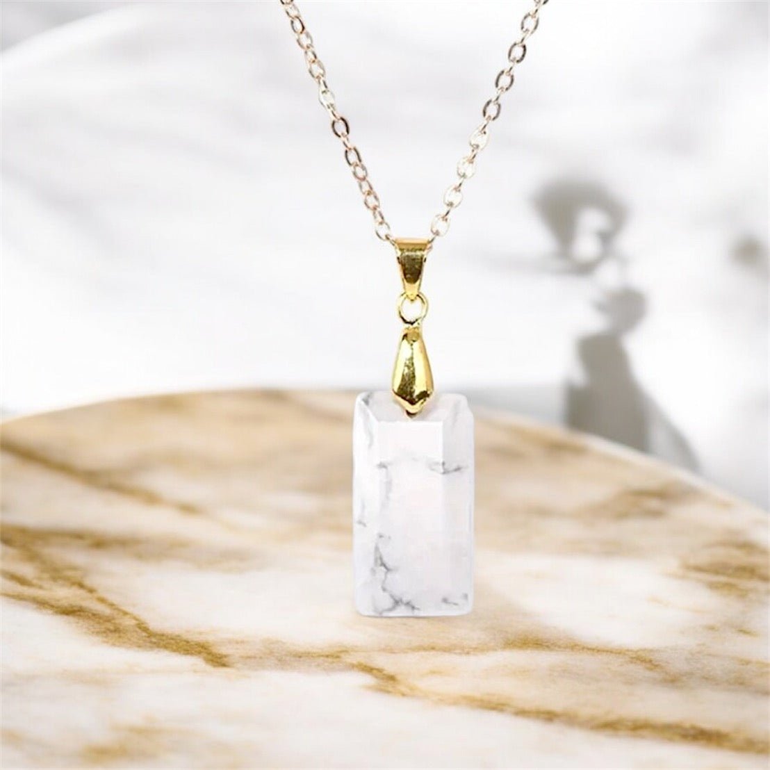 Goldene Kette mit geschliffenem Howlit - Anhänger - CrystalScents