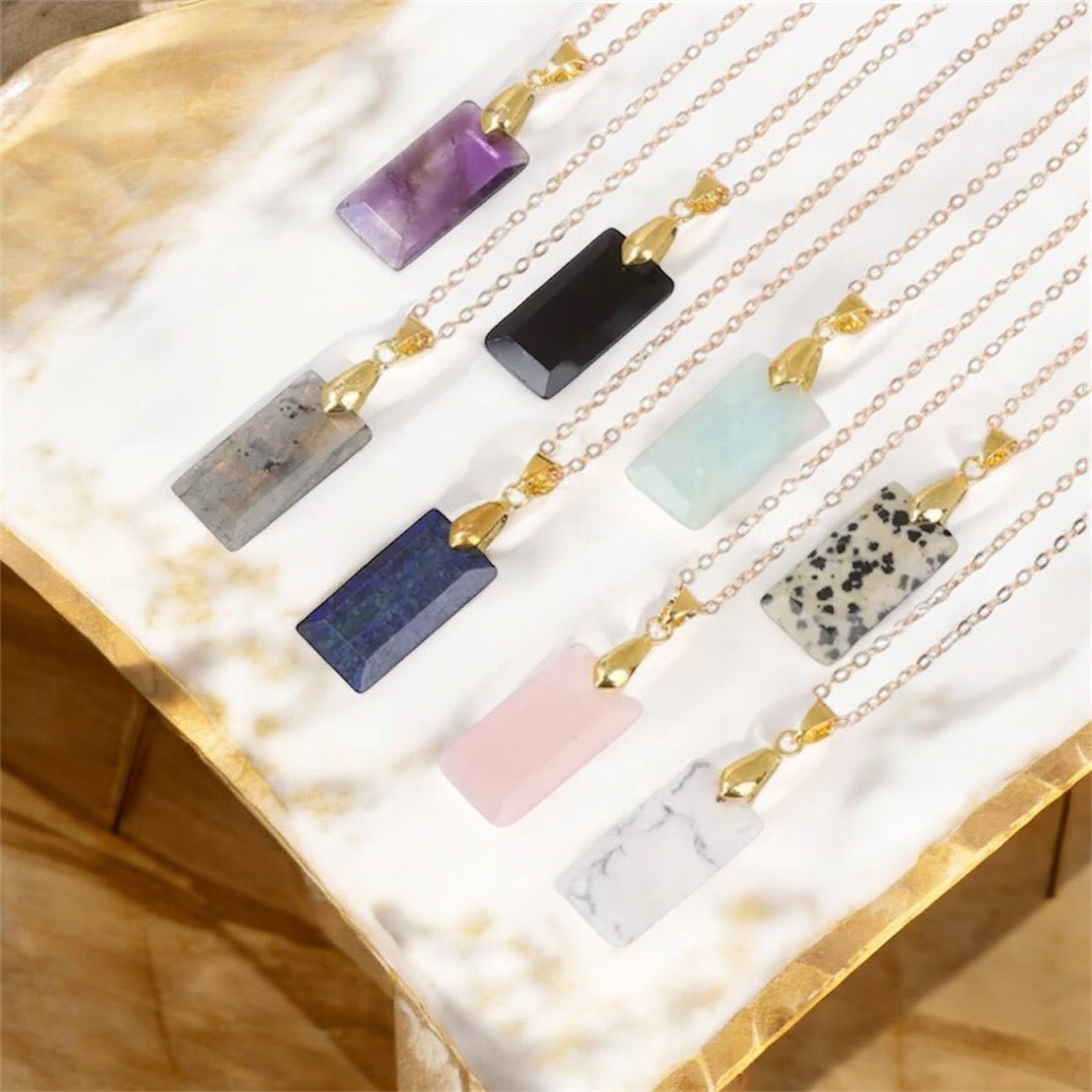 Goldene Kette mit geschliffenen Labradorit - Anhänger - CrystalScents