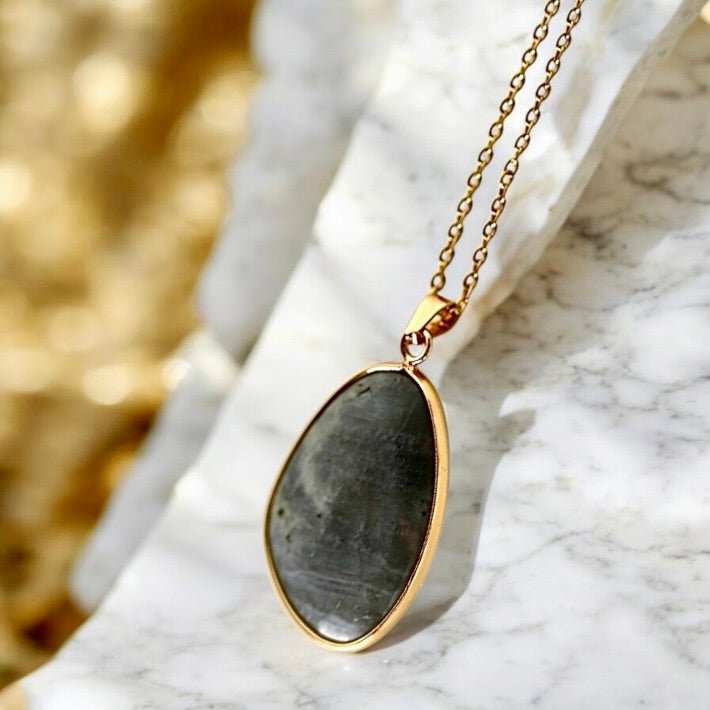 Goldene Kette mit Labradorit - Anhänger - CrystalScents