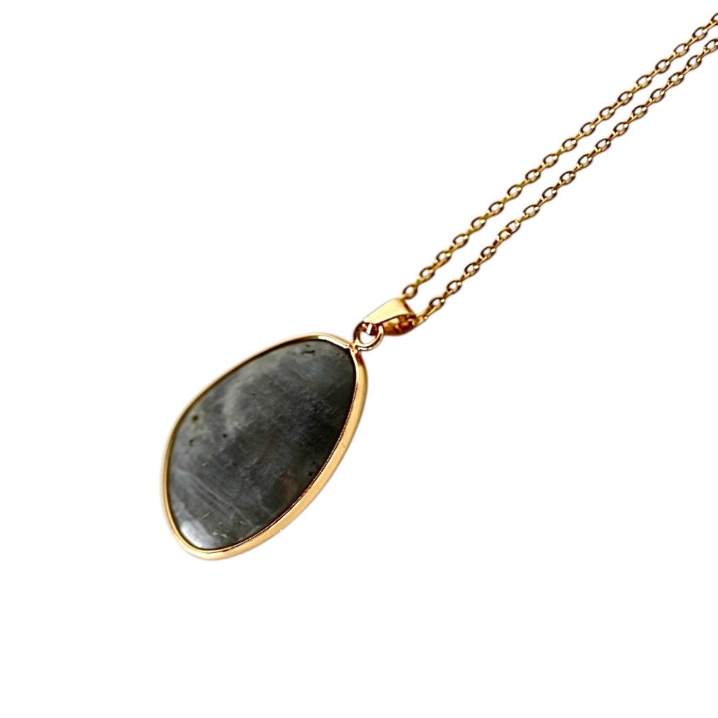Goldene Kette mit Labradorit - Anhänger - CrystalScents