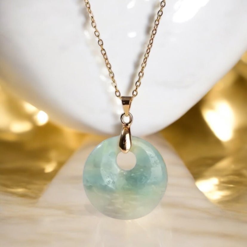 Goldene Kette mit rundem Amazonit - Anhänger - CrystalScents