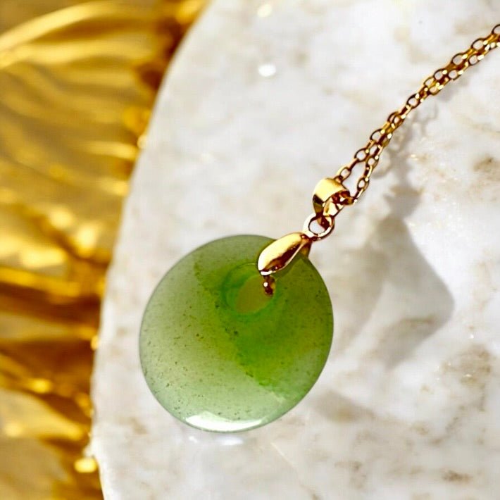 Goldene Kette mit rundem Aventurin - Anhänger - CrystalScents