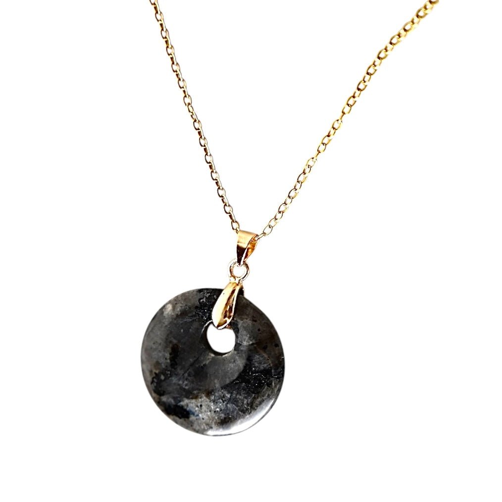 Goldene Kette mit rundem Labradorit - Anhänger - CrystalScents