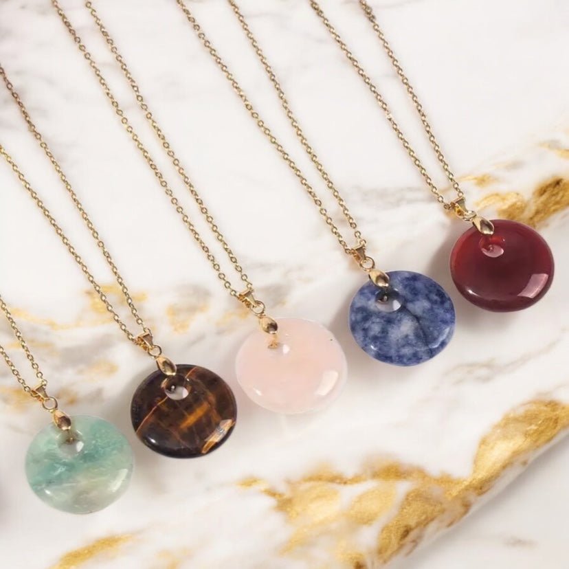 Goldene Kette mit rundem Labradorit - Anhänger - CrystalScents