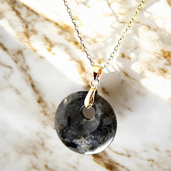 Goldene Kette mit rundem Labradorit - Anhänger - CrystalScents