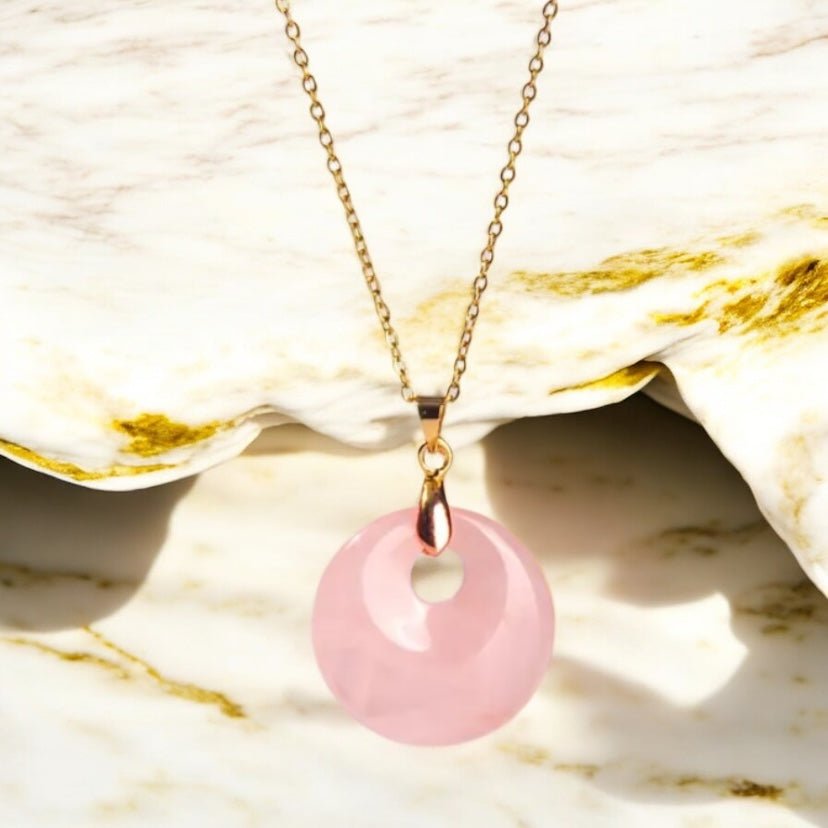 Goldene Kette mit rundem Rosenquarz - Anhänger - CrystalScents