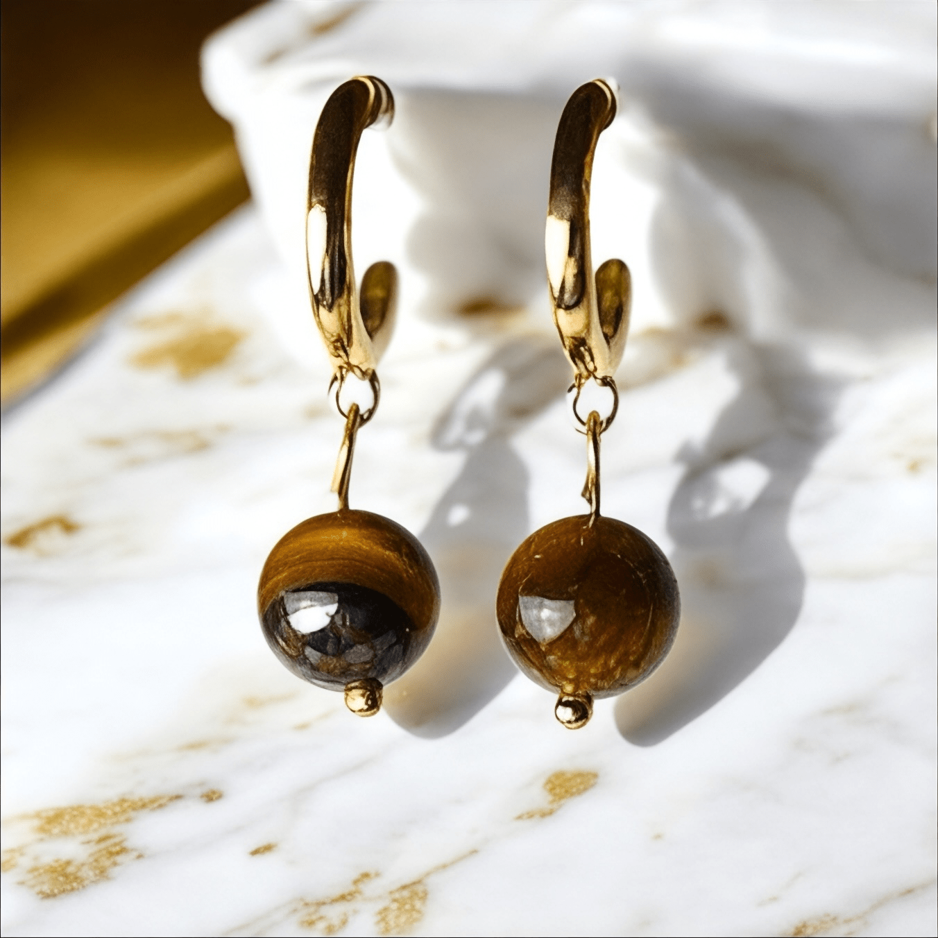 Goldene Creolen mit schimmernden Tigerauge-Perlen