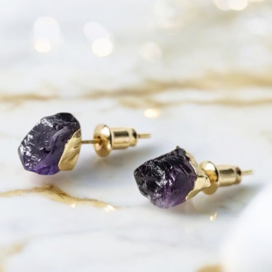 Goldene Ohrstecker mit Amethyst Rohstein - CrystalScents